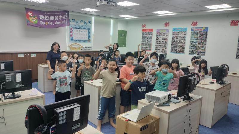 然後，選擇一個電子書平台，如iBooks或Kindle，將你的作品轉換為電子格式。最後，測試你的電子繪本，讓孩子們閱讀並給予反饋，根據他們的意見進行調整。這樣，你就能創作出既有趣又具教育意義的電子繪本！