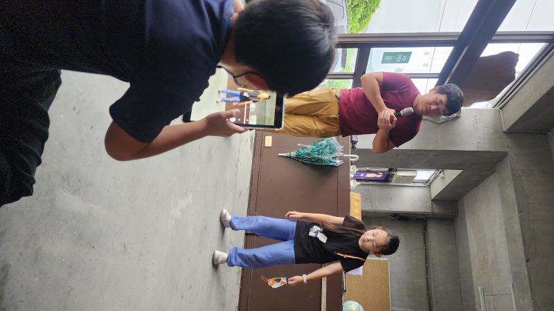 老師邀請學員擔任模特兒，並教導學員如何依靠光線幫助模特兒拍照。