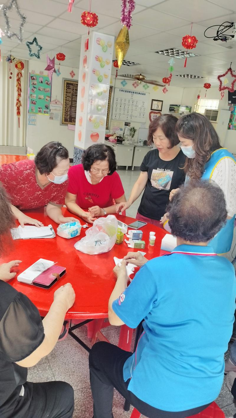 心率監測功能能夠及時發現異常，提醒使用者進行進一步檢查；而睡眠追蹤則幫助人們改善睡眠質量，提升生活品質。此外，許多智慧手錶還具備運動模式，能夠根據不同運動類型提供專業建議，激勵使用者保持活躍。