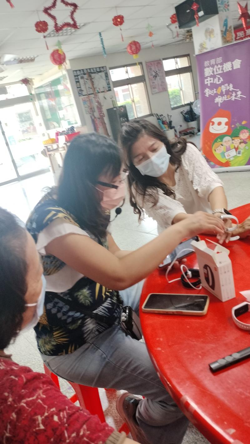 隨著科技的進步，未來的智慧手錶將更加智能化，可能會整合更多醫療功能，甚至實現遠程醫療監控，為使用者提供更全面的健康管理方案。這些創新不僅提升了個人健康意識，也為整體社會的健康照護帶來了新的契機。