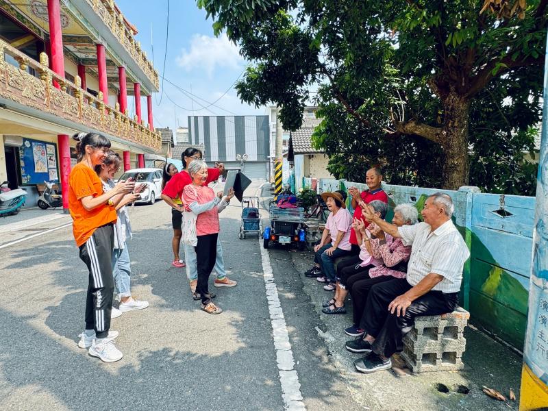 ！志工們，實際到外面拍攝！