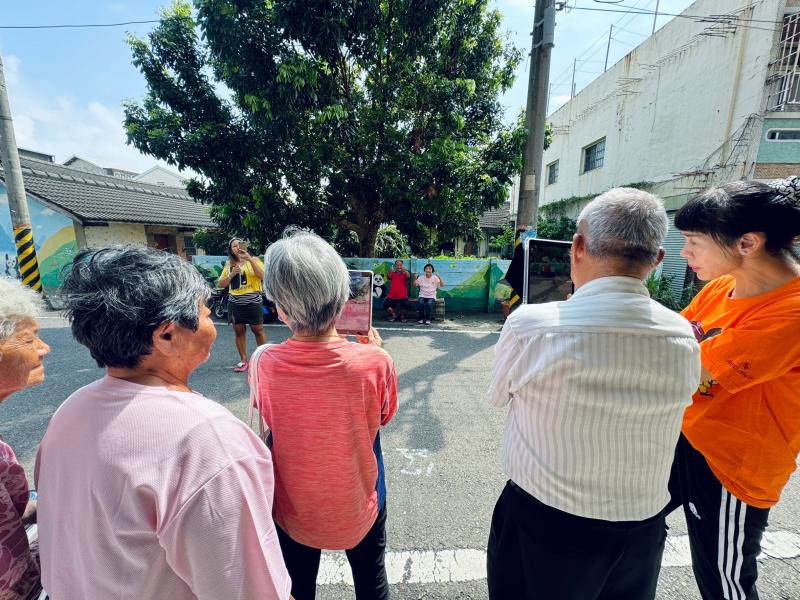 ！老師教導完，志工們多練習拍攝照片！