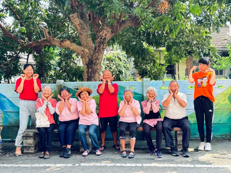 ！志工幫忙拍攝學員，笑出一朵花！