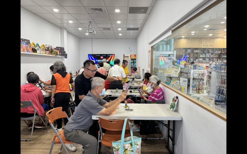 !老師認真教導志工們！