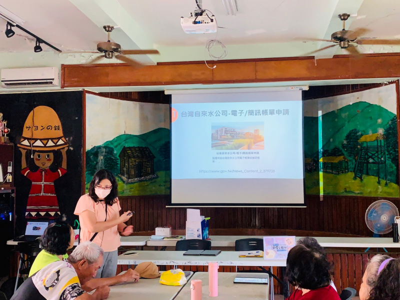 在這次人才數位培訓課程中，我們學習了如何使用各種便民E政府服務，包括線上申請、查詢政府資訊以及使用數位工具提升生活便利性。