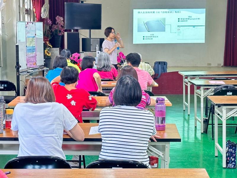 老師講解著數位家電是如何產生的