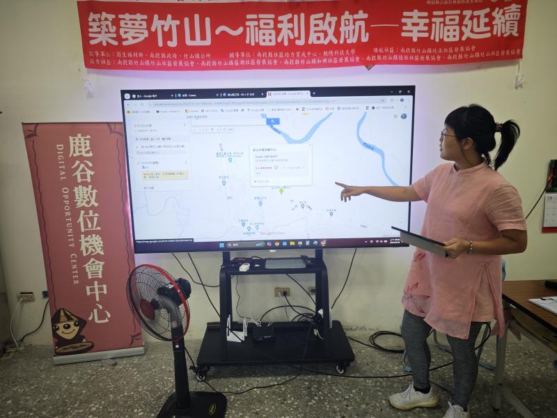 講師指導學員們使用平板電腦來瀏覽和操作線上導覽地圖。她指導學員如何掃描QRCODE進入地圖頁面，並教他們如何使用導覽功能來找到社區內的各個文化景點。講師耐心地回答學員的問題，幫助他們克服使用數位工具的障礙。