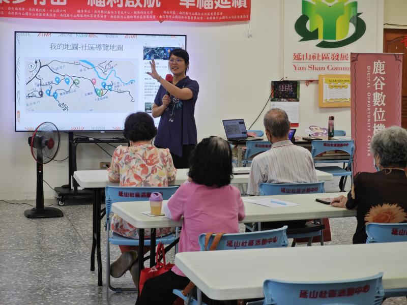 講師正在解說數位地圖的繪製過程。她展示了如何使用平板繪圖工具一步步製作出地圖，並強調了這種技術在保存和傳承社區文化中的重要性。講師還向學員示範了如何在地圖上標註各個文化景點的位置，讓學員們了解如何應用這些數位技術來增強社區導覽的效果。
