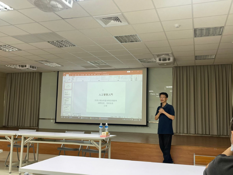 講師張世傑帶公所員工一起認識AI!