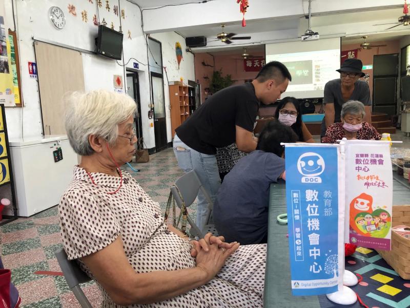 講師和學員一起討論如何防詐騙