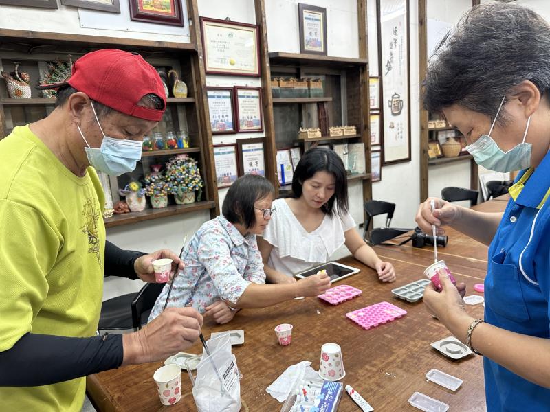 學員製作香氛擴香石