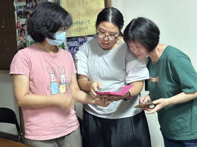 教導學員用canva編排製作電子卡片