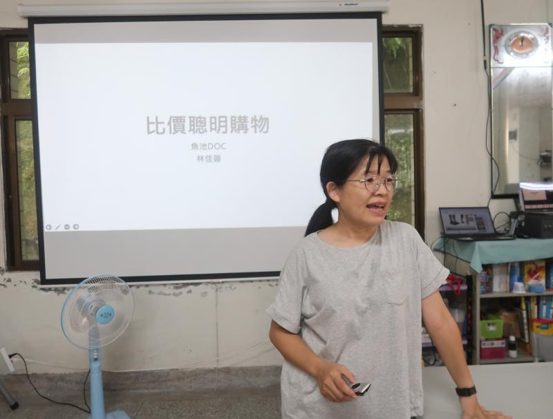 林佳蓉老師向學員介紹比價聰明購物的課程內容，及學習目標，希望學員經過學習能夠應用於日常生活。