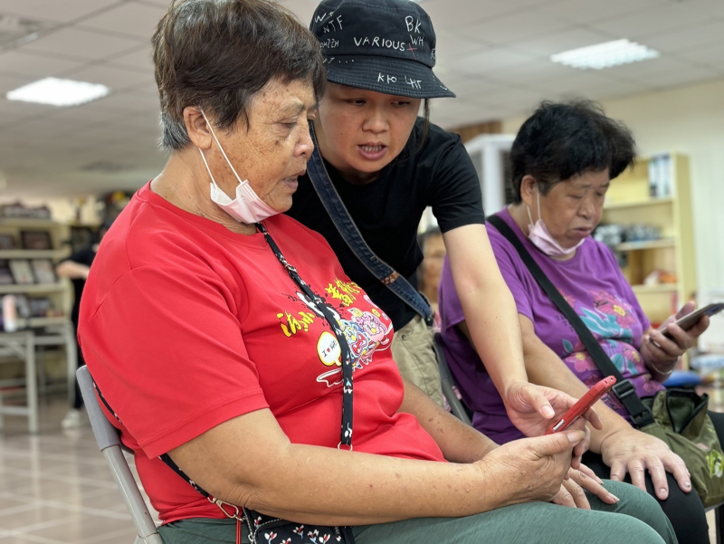 助教協助學員進行line app操作