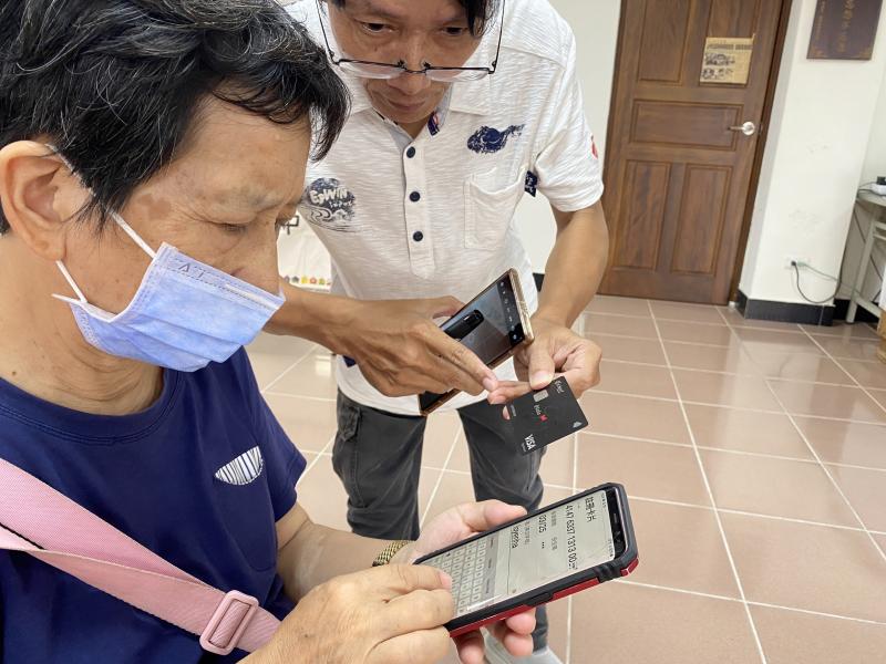 老師教導學員註冊line pay與綁定信用卡