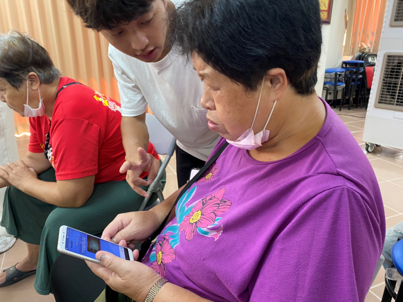 助理人員向學員解說keep筆記保存資料只有兩週的時間，重要的檔案資料要適時的儲存於電腦或隨身碟。