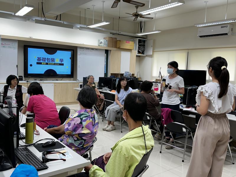 講師請學員一一簡單介紹要設計何種產品的包裝