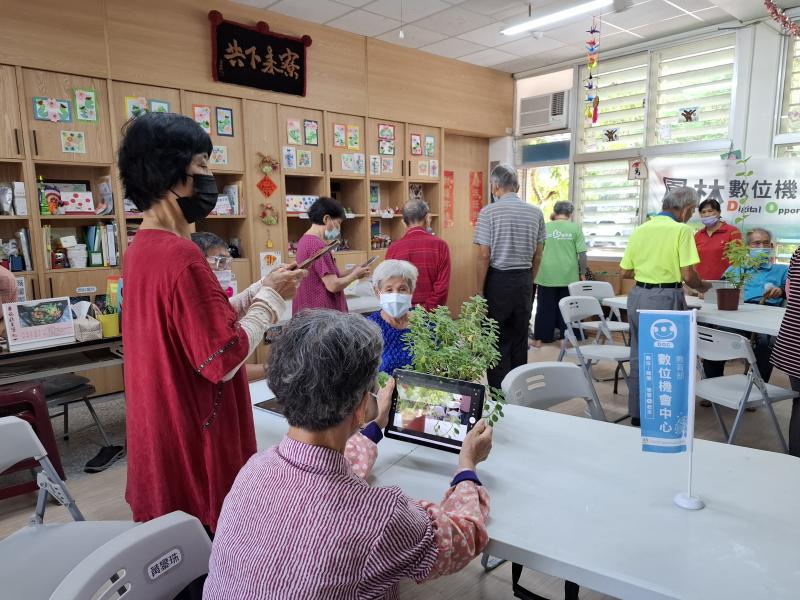 學員練習使用平板拍照