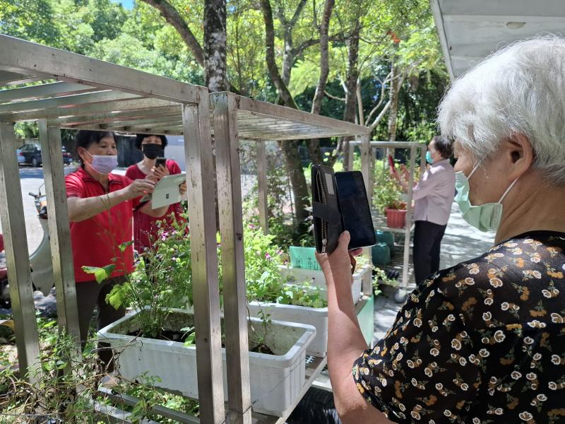 學員到戶外拍照