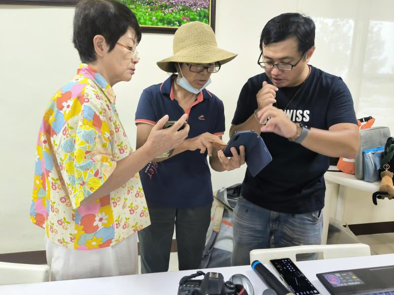 學員相互交流拍攝成果