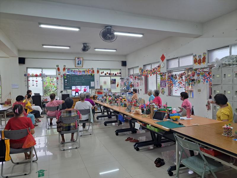 使用學習中心影片並在平板遊戲後實際休息動一動