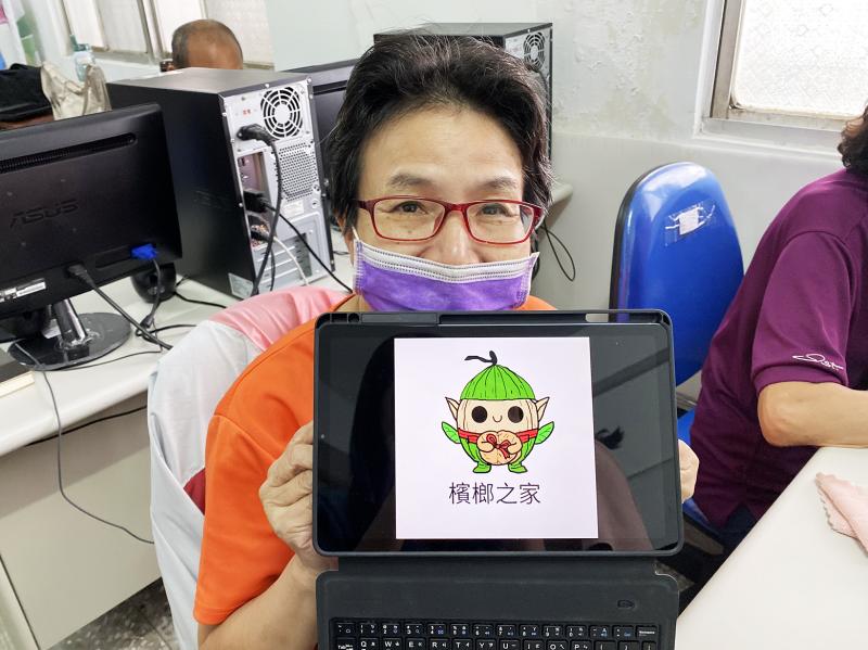 學員手捧平板,展示自己繪製完成的圖像作品