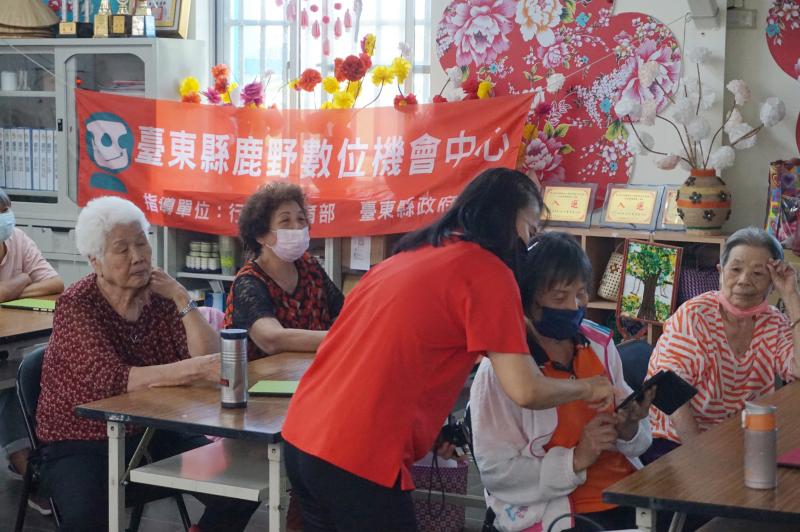 學員操作手機下載My go pen真假新聞辨識