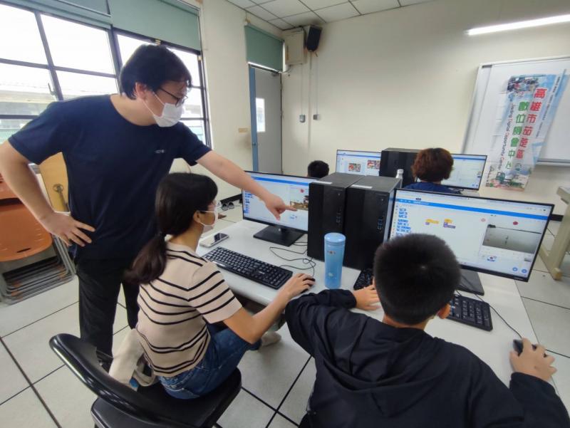 媽媽表示：原來我兒子在學校都學這麼厲害的課程喔!