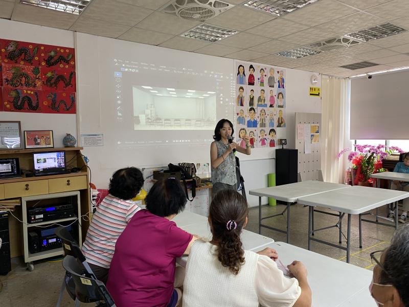 老師將3D建模完成的室內空間，透過投影幕的方式投射出來。