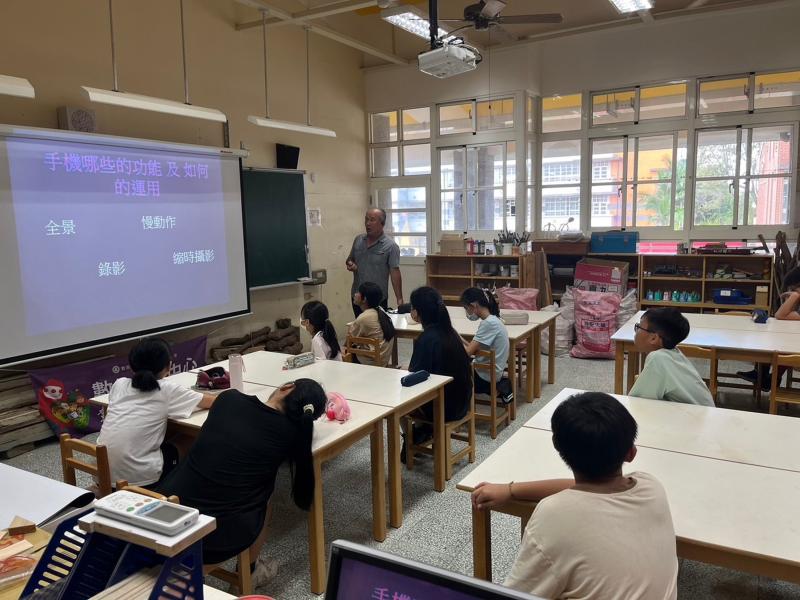 小朋友認真聽課中~