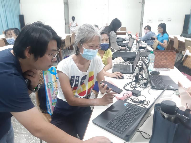 文書處理在學術、商業以及日常活是不可或缺的工具，講師教大家如何建立、編輯和管理文件，並舉例讓學員實際操作練習，也實際關心學員的學習進度，給予指導。