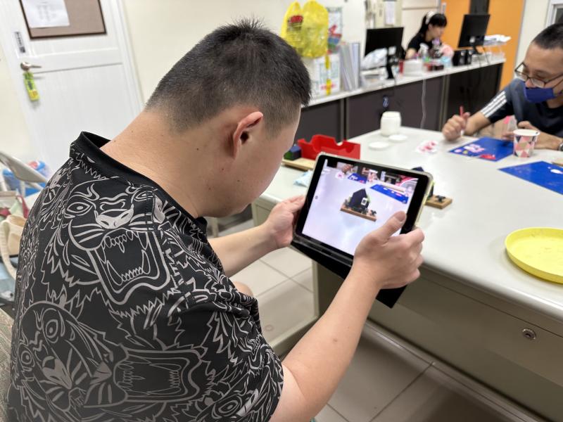 講師介紹iPad工具，教學員先透過內建APP，學習拍攝自己的作品，進一步再學習LINE Camera APP