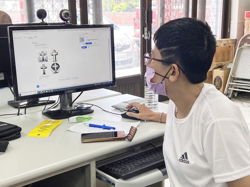 學員認真使用電腦操作AI軟體
