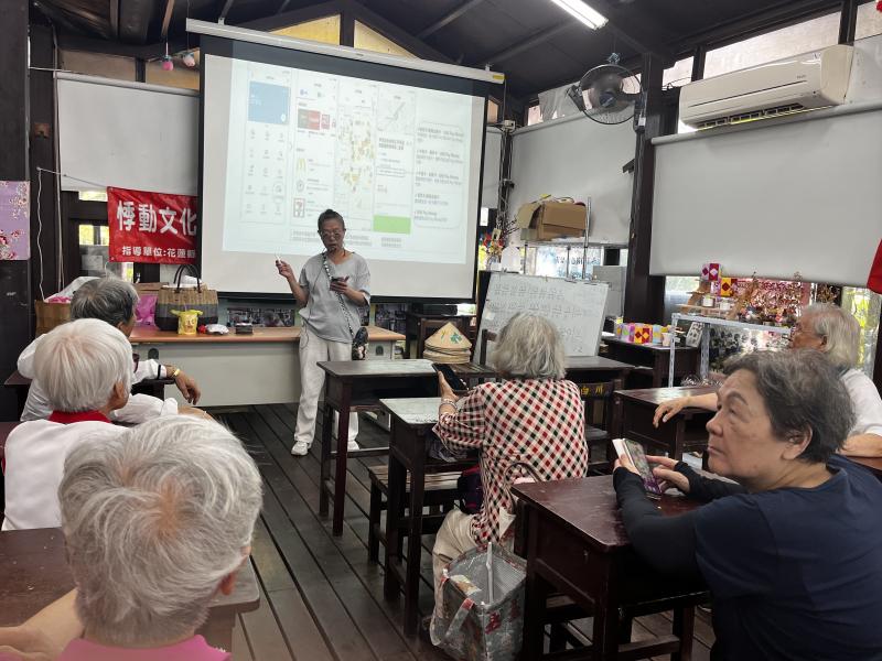 講師帶領學員認識手機支付軟體