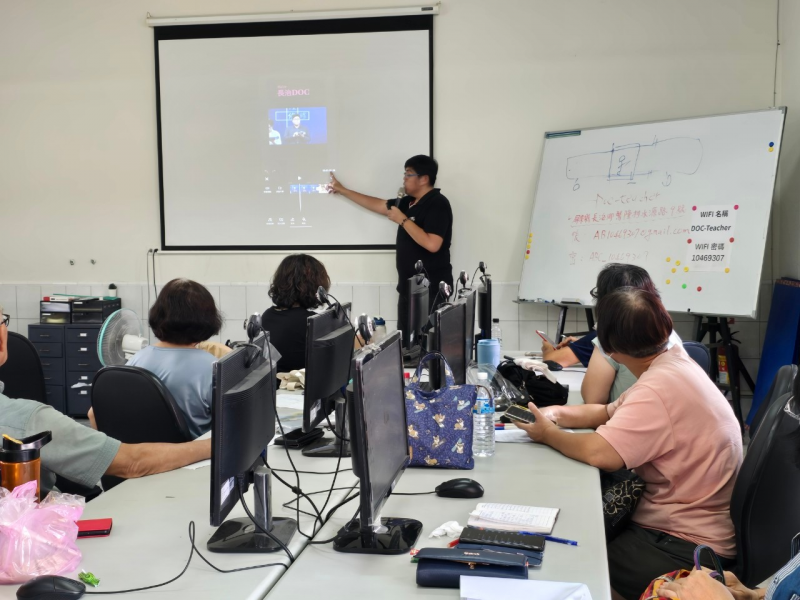 講師示範指導美圖秀秀軟體讓學員知道，並且詳細告知每個步驟