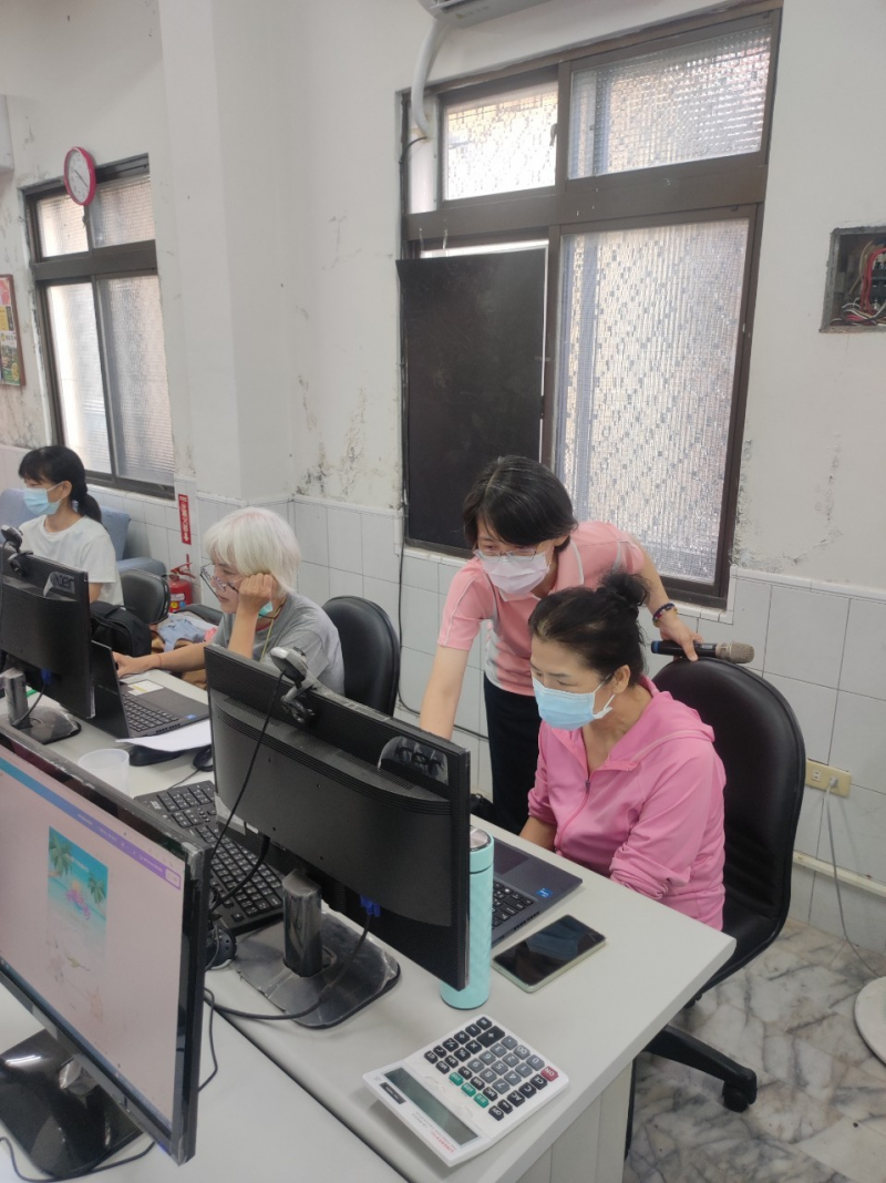 圖中講師實際操作CANVA讓學員可以明白如何使用CANVA來製作海報