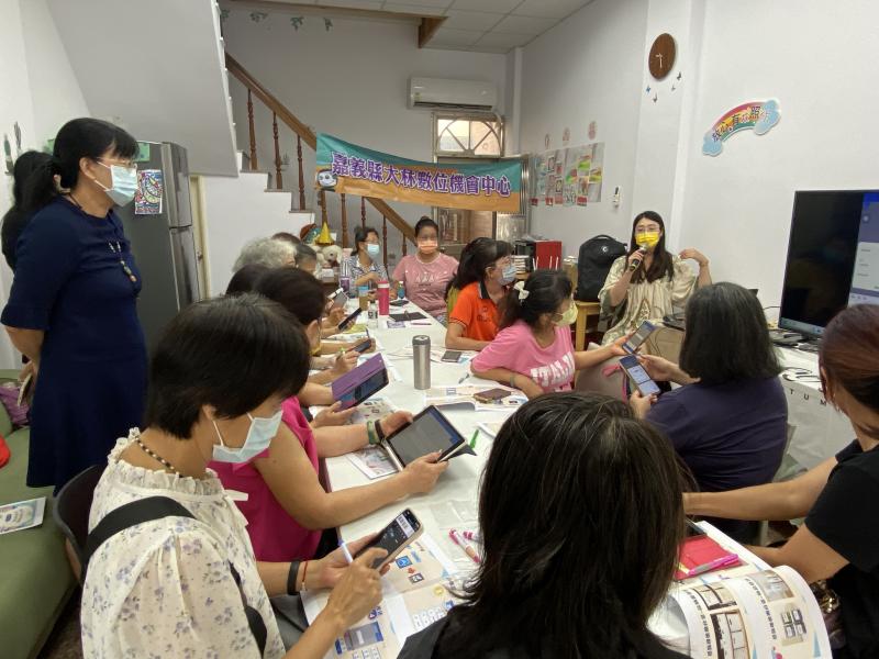 老師介紹標籤機的用途及操作