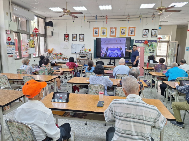 講師帶領長輩們進入了資訊安全與媒體識讀的世界。講師一開始帶著學員們解釋著如何辨別照片是否被修圖過,他們逐漸意識到,修圖不僅能美化照片,還有可能成為假資訊的來源