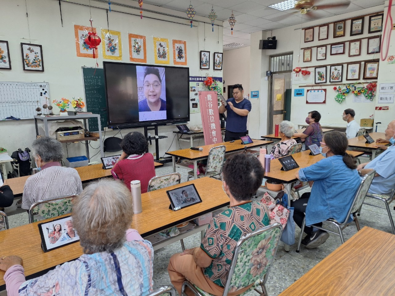 從簡單的構圖到細緻的照片處理,甚至到人像的精修都實際的體驗與操作一輪,讓不熟悉甚至不識字的長輩們,也能夠依樣畫葫蘆地學習如何利用修圖軟體來改善照片