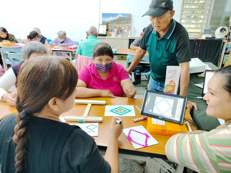 講師帶領學員下載軟體，並解說