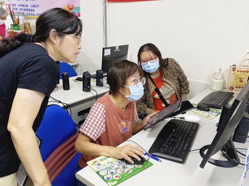 操作電腦運用排版軟體的過程中，學員們彼此互相協助解決問題。