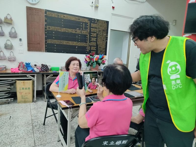 老師現場教長輩使用美顏相機如何自拍變美