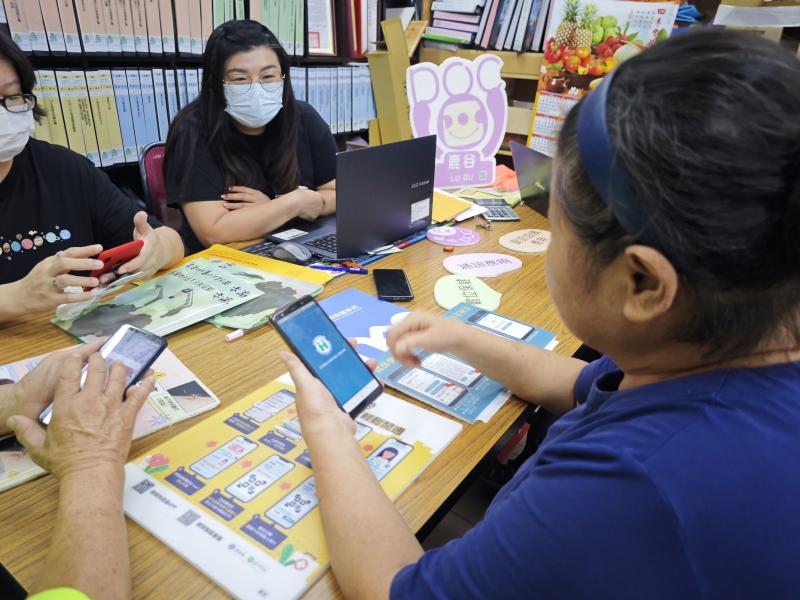 學員正在練習使用健保快易通存摺，要經過熟悉的使用，他們才能夠了解如何教社區其他人來使用相同的功能