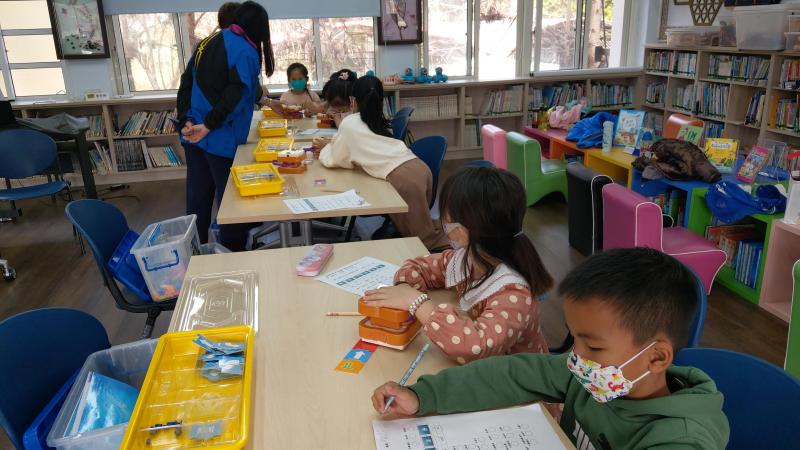 透過老師的解說親子們開始動作練習組裝機器人囉