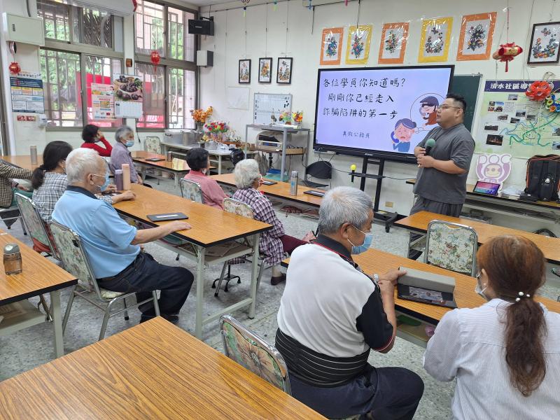 課堂前半段，講師與學員分享關於近期E政府的措施-地籍異動即時通，同時也分享了詐騙集團也利用E政府措施的美意以假公務員身份來針對民眾詐騙的過程與行為，提醒學員們切勿上當，小心保護自己的個資與財物