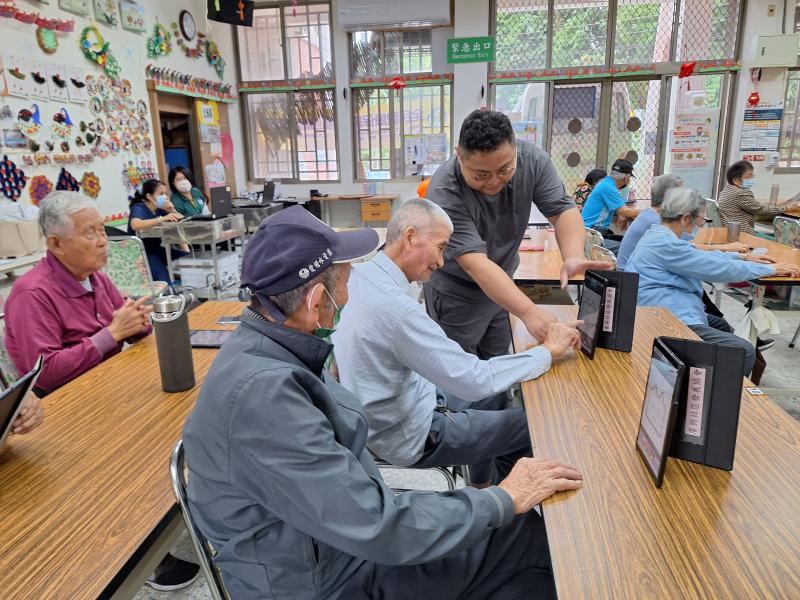 教導學員平板/手機能夠拿來做什麼事，今天帶大家體驗平板繪圖，有別於過往大家使用紙筆繪圖，平板繪圖充滿彈性與更多容錯率，讓學員藉由手指繪圖的過程同時熟悉觸碰螢幕的操作概念