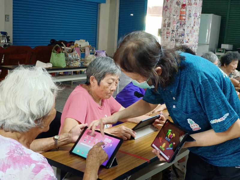 講師說明平板介面操作方式