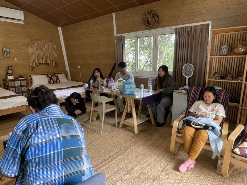 在課程的下午時段，我們特別安排講師松祈濬帶領學員們前往嵐卡營地進行實地參觀，深入了解營區的地理環境及其獨特的設施。嵐卡營地位於山林之中，擁有天然的優美景色與豐富的生態環境，讓學員們感受到遠離城市喧囂的純淨氛圍。在松祈濬的引導下，大家參觀了營