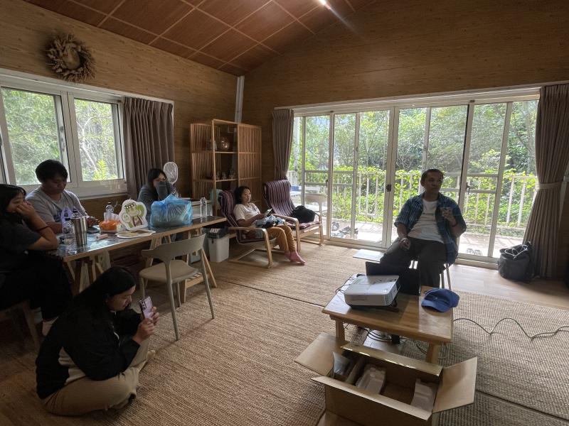 在這堂課中，講師向學員介紹了如何利用數位平台提升品牌知名度，例如透過媒體報導像是ETTODAY和GQ以及CANVA等知名平台數位工具，讓嵐卡營地成功吸引更多目光。講師分享了媒體合作的關鍵技巧，以及如何運用優質的行銷內容進一步擴大品牌影響力，