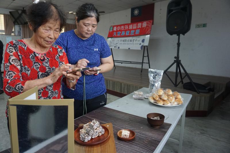 擺放位置完成，開始練習拍攝家政班美食作品